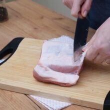 Curățarea mușchiului file de porc și îndepărtarea grăsimii în exces înainte de condimentare