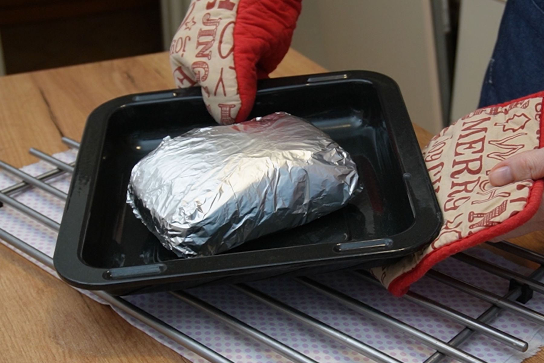 Mușchi file gătit lent, lăsat să se răcească în folie după scoaterea din cuptor