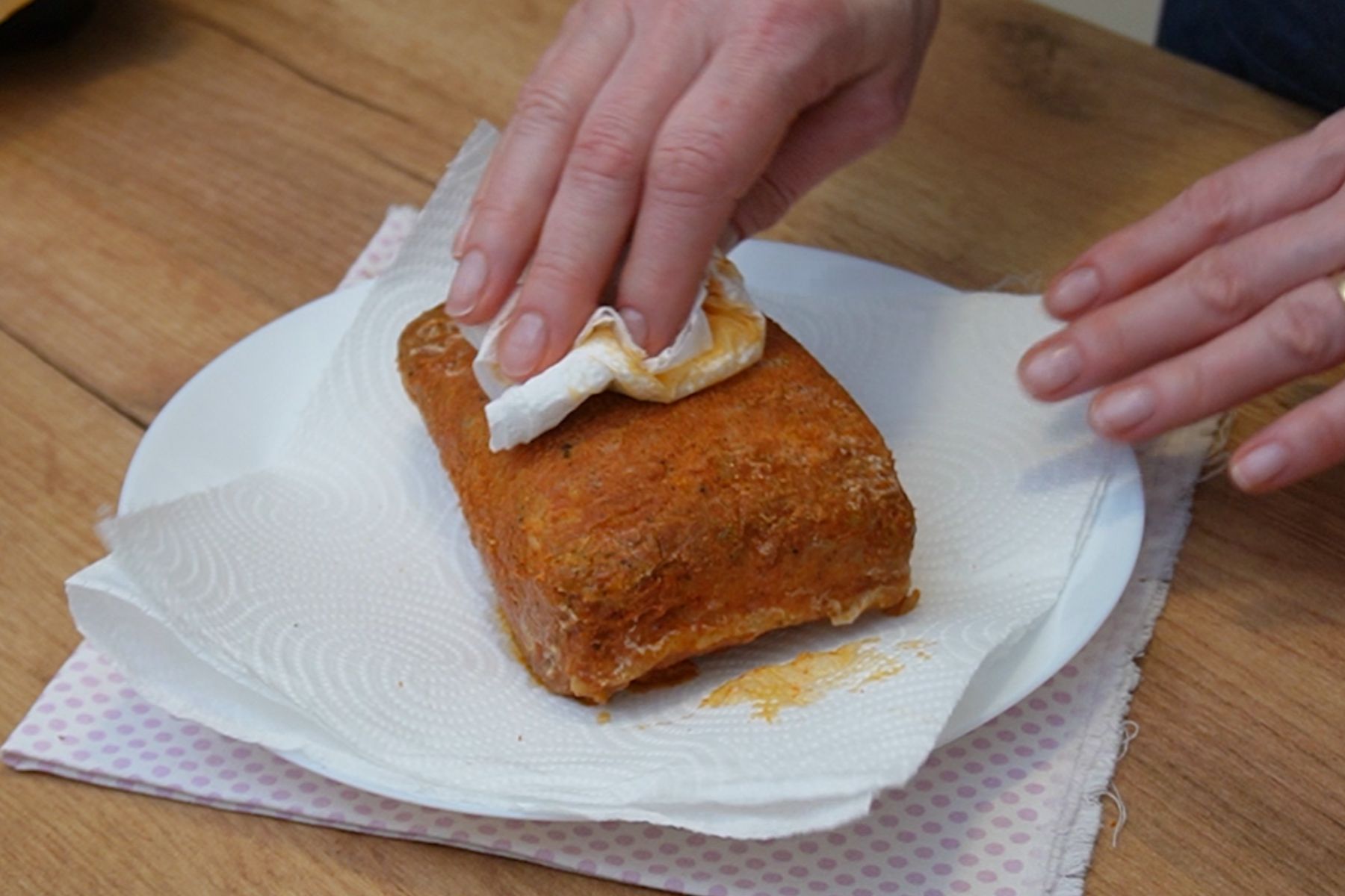 Mușchi file de casă șters cu prosop de hârtie după coacere