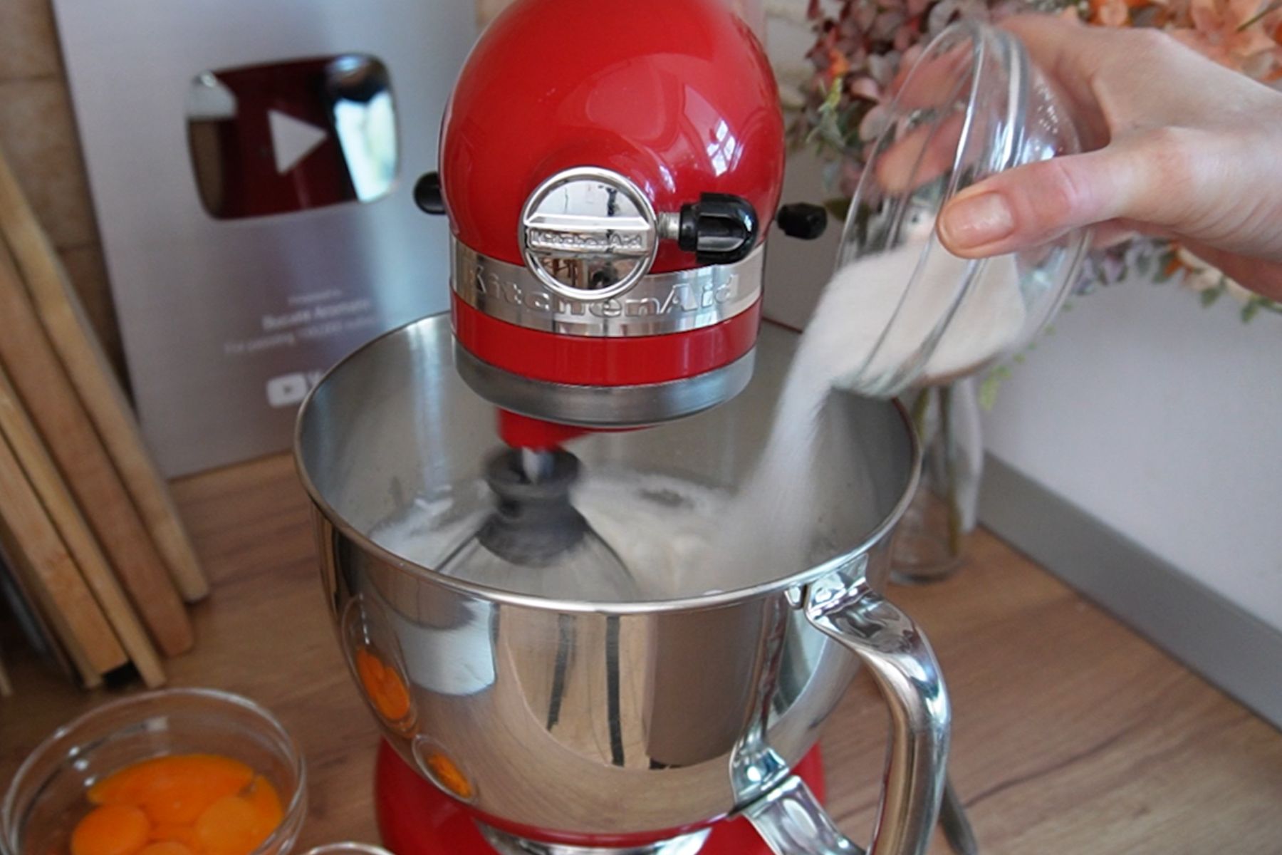 Zahărul se toarnă treptat peste albușurile bătute la mixer, pentru blatul pufos de pandișpan al prăjiturii Diplomat la tavă