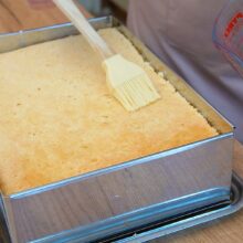 Prima foaie de blat se unge ușor cu zeamă de compot, pentru a rămâne fragedă și bine echilibrată în prăjitura Diplomat