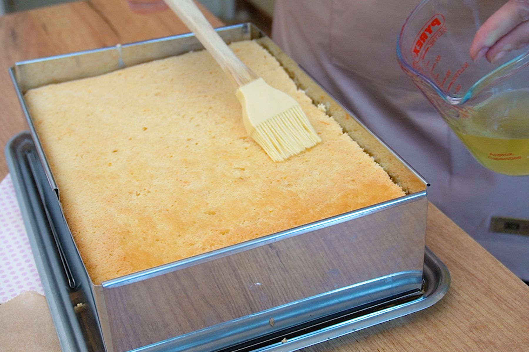 Prima foaie de blat se unge ușor cu zeamă de compot, pentru a rămâne fragedă și bine echilibrată în prăjitura Diplomat