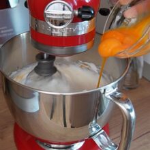 Gălbenușurile se adaugă peste albușurile bătute spumă, pentru a obține compoziția aerată a blatului de pandișpan