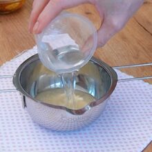 Apa rece se toarnă peste gelatina granule, pentru hidratarea corectă înainte de a fi adăugată în crema Diplomat