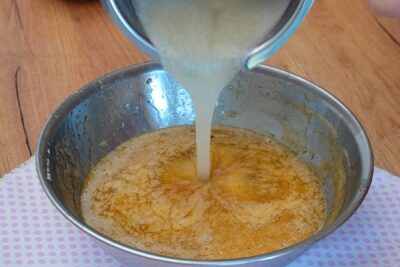 Gelatina hidratată și dizolvată se toarnă în crema caldă de ouă și zahăr, pentru a obține o cremă Diplomat stabilă