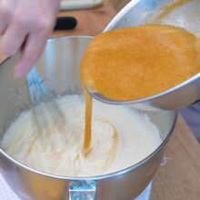 Crema de ouă răcită se toarnă treptat peste frișca bătută, pentru a obține o cremă Diplomat fină, aerată și bine legată