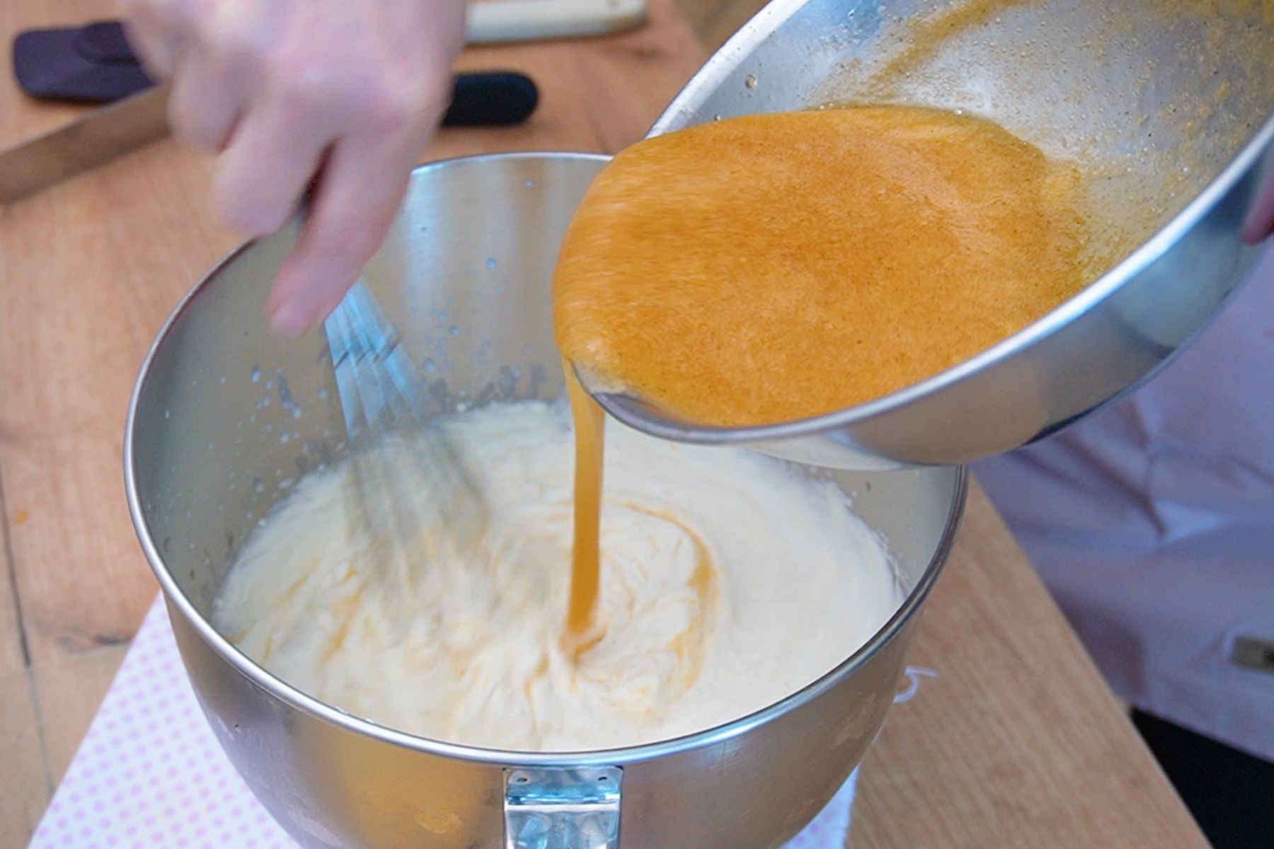 Crema de ouă răcită se toarnă treptat peste frișca bătută, pentru a obține o cremă Diplomat fină, aerată și bine legată