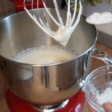 Zahărul pudră se adaugă în frișca bătută, pentru decorul fin și stabil al prăjiturii Diplomat la tavă