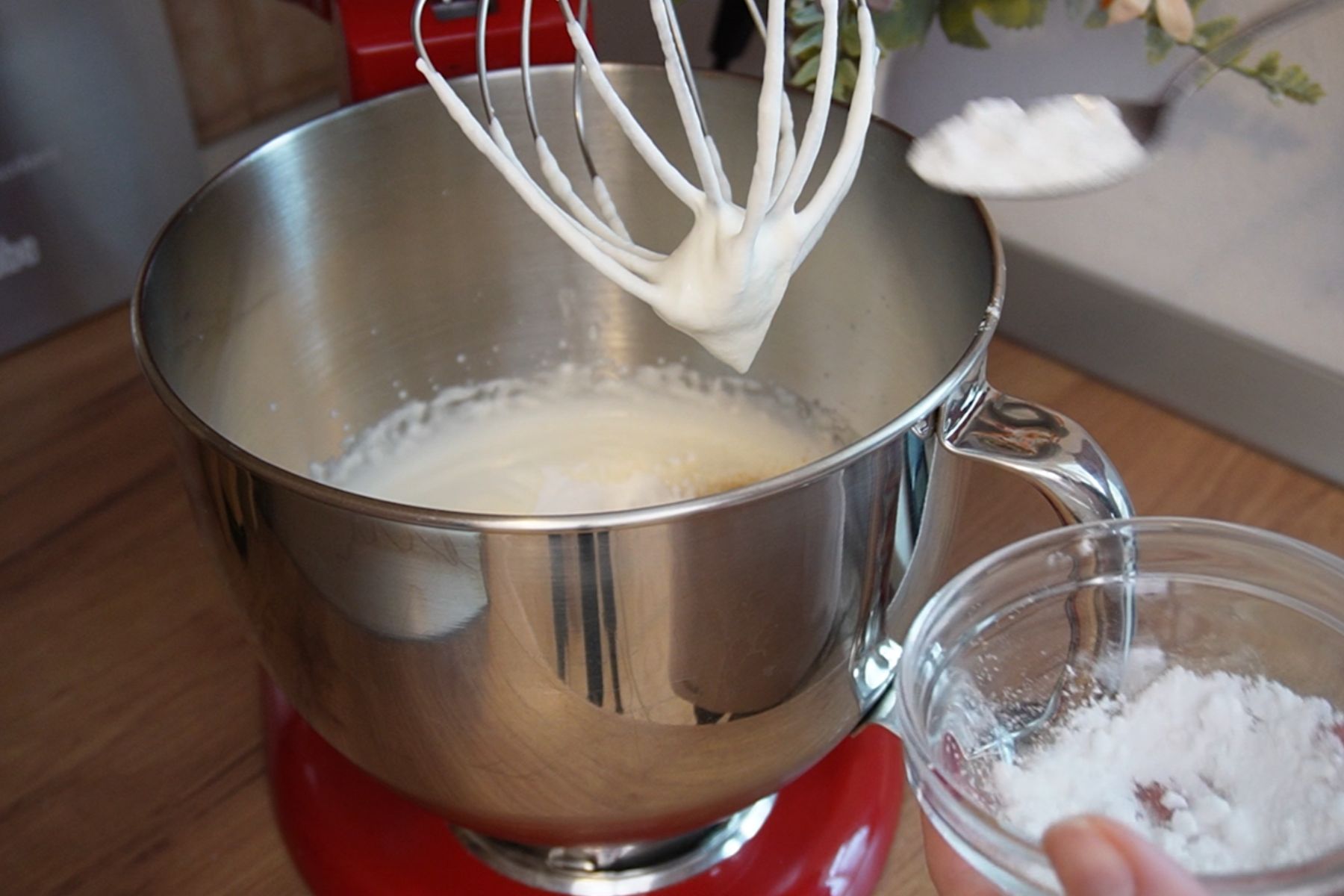 Zahărul pudră se adaugă în frișca bătută, pentru decorul fin și stabil al prăjiturii Diplomat la tavă