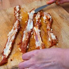 Fâșii de mușchiuleț de porc condimentate și unse cu cremă de brânză pentru rulada mozaic