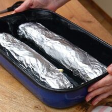 Rulade din mușchiuleț de porc învelite pentru coacere la cuptor, așezate în tavă