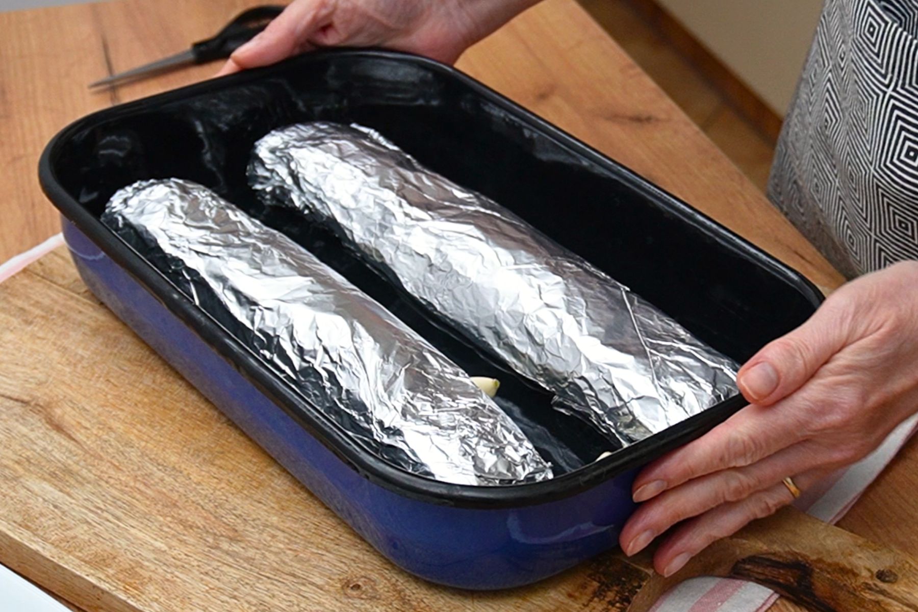 Rulade din mușchiuleț de porc învelite pentru coacere la cuptor, așezate în tavă