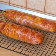 Rulade mozaic din mușchiuleț de porc în prosciutto, coapte și lăsate la răcit pe grătar