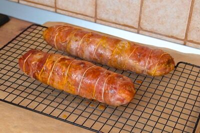 Rulade mozaic din mușchiuleț de porc în prosciutto, coapte și lăsate la răcit pe grătar