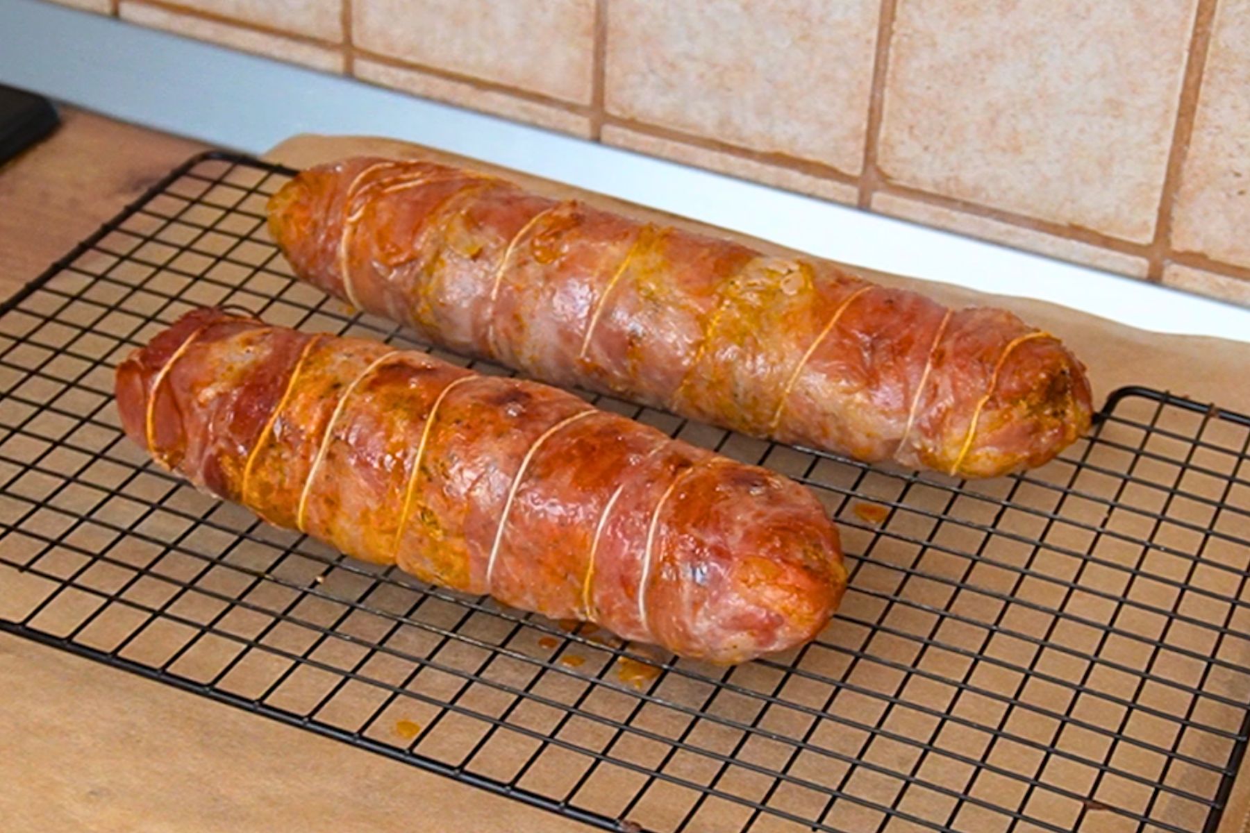 Rulade mozaic din mușchiuleț de porc în prosciutto, coapte și lăsate la răcit pe grătar