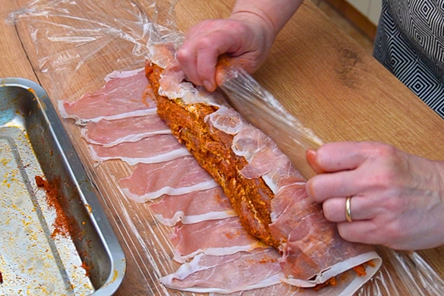 Asamblarea ruladei mozaic din mușchiuleț de porc, rulată strâns în felii de prosciutto crudo