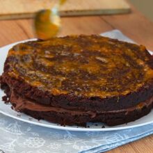 Gem de caise întins pe al doilea blat la asamblarea tortului de post cu ciocolată și gem de caise