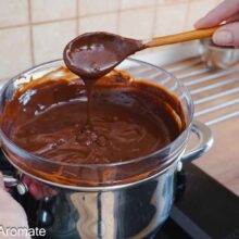 Cremă de ciocolată de post preparată la bain-marie, cu textură fină și lucioasă