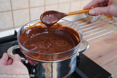 Cremă de ciocolată de post preparată la bain-marie, cu textură fină și lucioasă