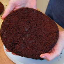 Blat de post cu cacao tăiat în 3 foi egale pentru asamblarea tortului de post cu ciocolată