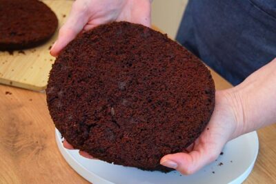 Blat de post cu cacao tăiat în 3 foi egale pentru asamblarea tortului de post cu ciocolată