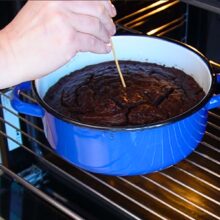 Blat de post cu cacao copt în cuptor și verificat cu scobitoarea pentru tortul de post cu ciocolată