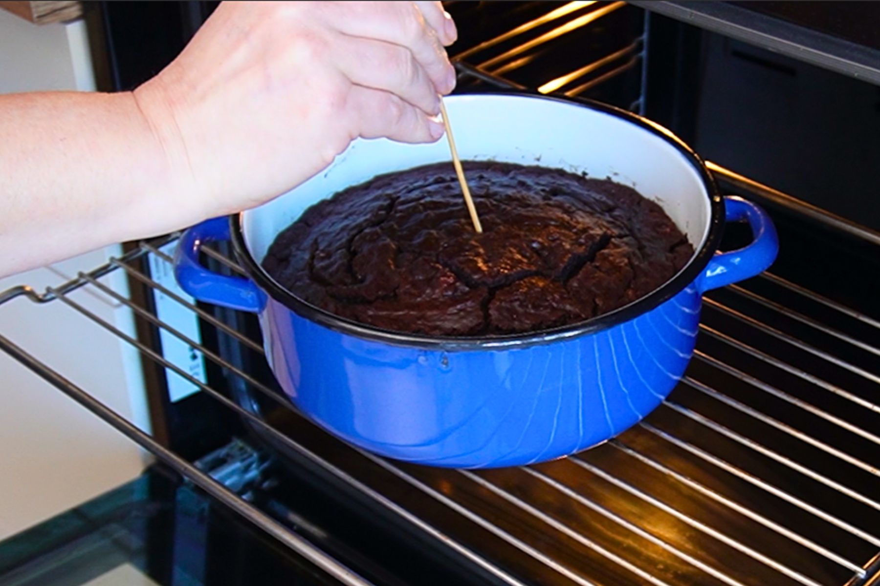 Blat de post cu cacao copt în cuptor și verificat cu scobitoarea pentru tortul de post cu ciocolată