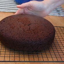 Blat de post cu cacao lăsat la răcit pe grătar înainte de tăiere și asamblare