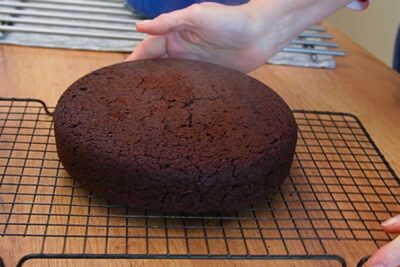 Blat de post cu cacao lăsat la răcit pe grătar înainte de tăiere și asamblare