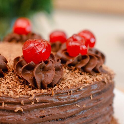 Cremă de ciocolată de post cu cocos, fină și fermă, ideală pentru decor cu poșul