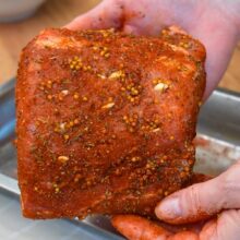 Mușchi de porc uns cu condimente și muștar înainte de coacerea la cuptor