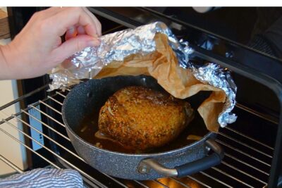 Mușchi de porc la cuptor, acoperit în prima parte a coacerii