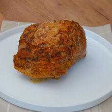 Mușchi de porc scos din cuptor și lăsat la odihnit înainte de feliere