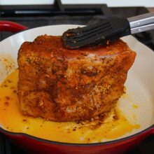 Mușchi de porc rumenit în tigaie înainte de a fi pus la cuptor