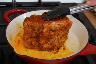 Mușchi de porc rumenit în tigaie înainte de a fi pus la cuptor