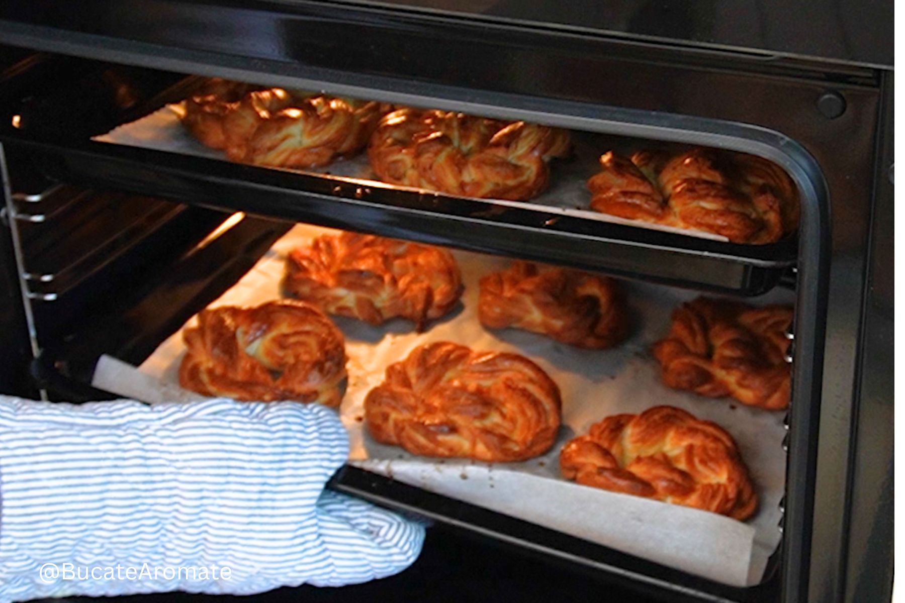 Covrigi polonezi împletiți la copt, așezați câte 6 în fiecare tavă, în cuptorul preîncălzit