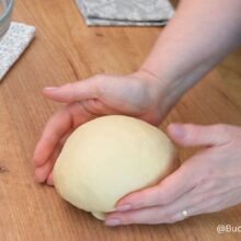 Aluat frământat pentru covrigi polonezi, modelat într-o bilă fină și elastică