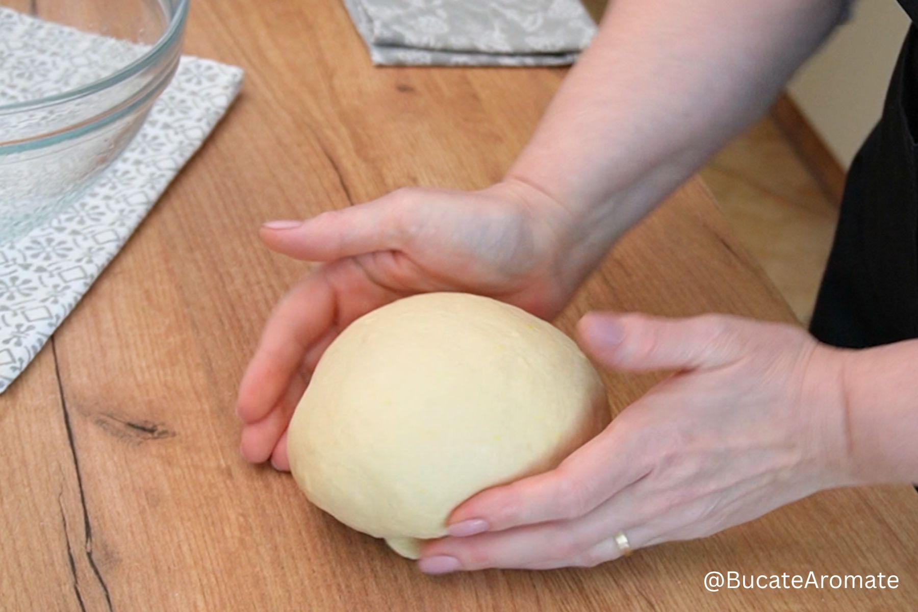 Aluat frământat pentru covrigi polonezi, modelat într-o bilă fină și elastică