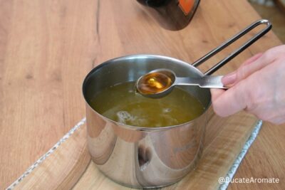 Prepararea siropului pentru covrigi polonezi, într-o crăticioară, cu miere și rom