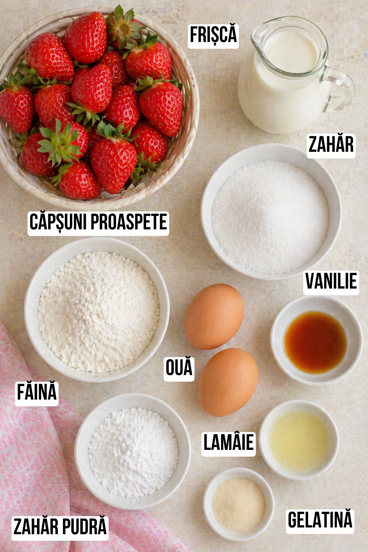 Ingrediente pentru tort cu spumă de căpșuni și pandișpan: căpșuni proaspete, frișcă, zahăr, zahăr pudră, făină, ouă, vanilie, lămâie și gelatină