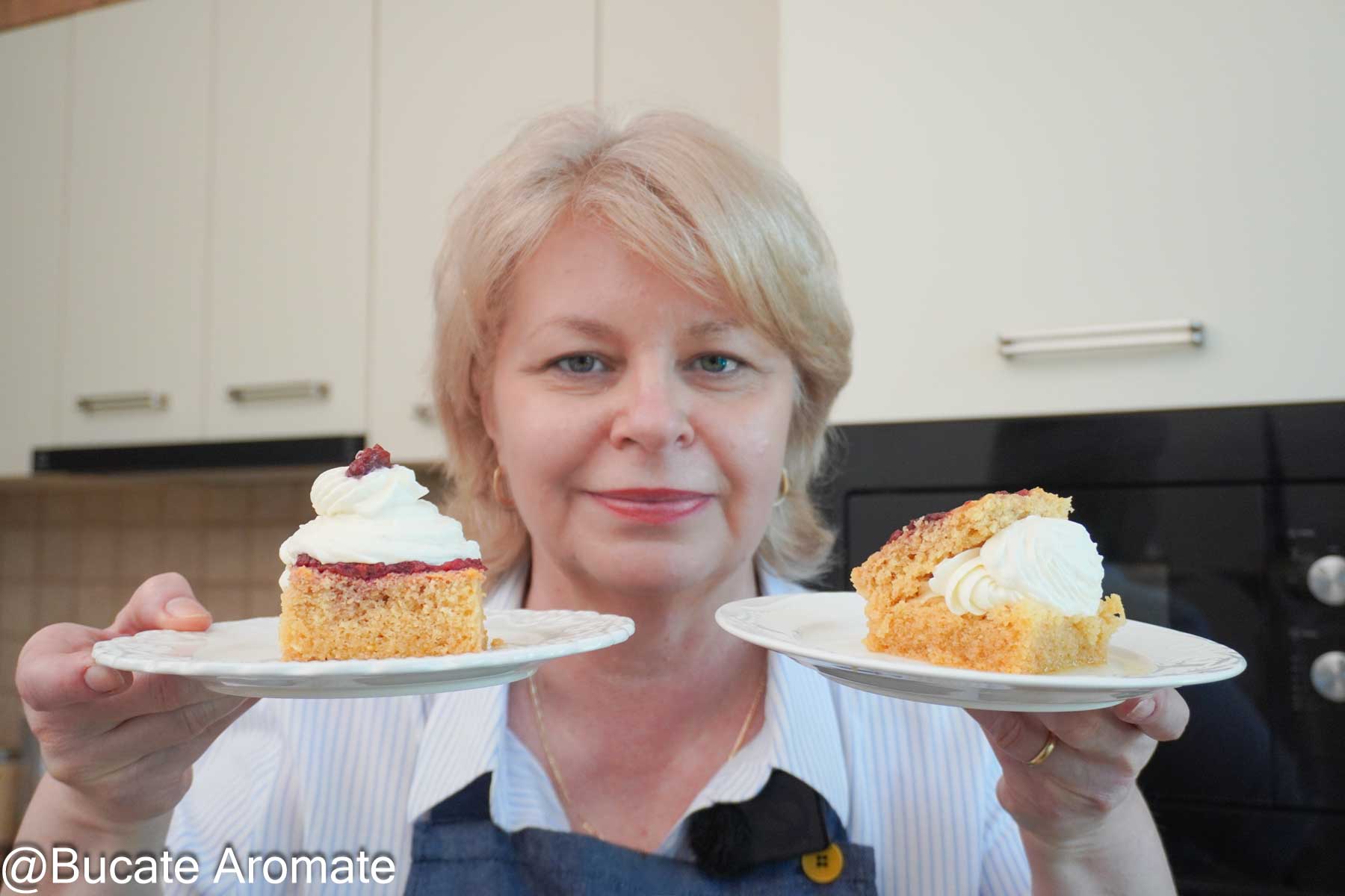 Iuliana de la Bucate Aromate ține în mâini două farfurii cu savarine cu pesmet la tavă, prezentate în două variante: una decorată cu frișcă deasupra și una montată deschis, cu frișcă între două bucăți de blat.