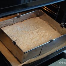 Blatul pentru savarine cu pesmet la tavă, copt într-o tavă dreptunghiulară, pus la cuptor.