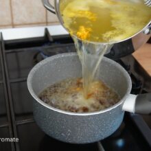 Siropul fierbinte este turnat peste zahărul caramelizat într-o crăticioară, pentru siropul de savarine cu pesmet la tavă.