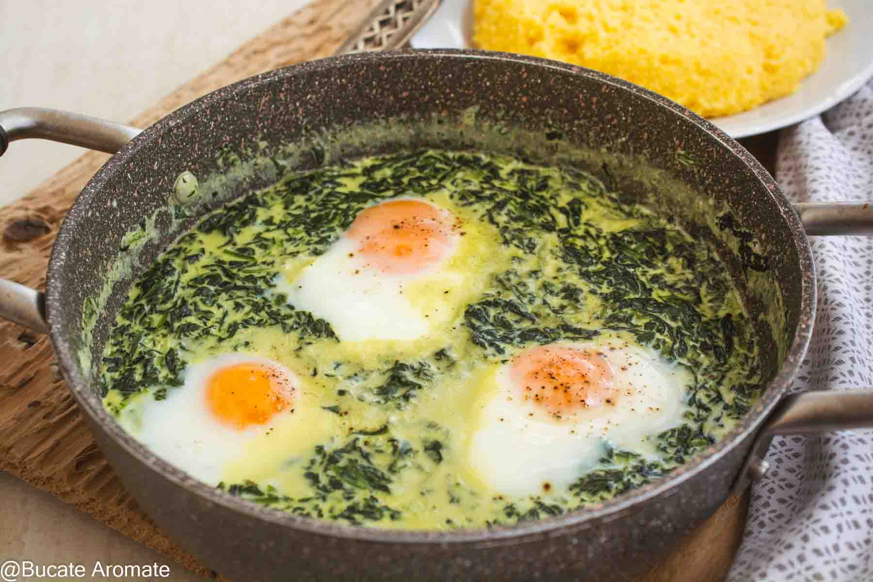 Tigaie cu spanac cremos și ouă sub capac, servite alături de mămăligă