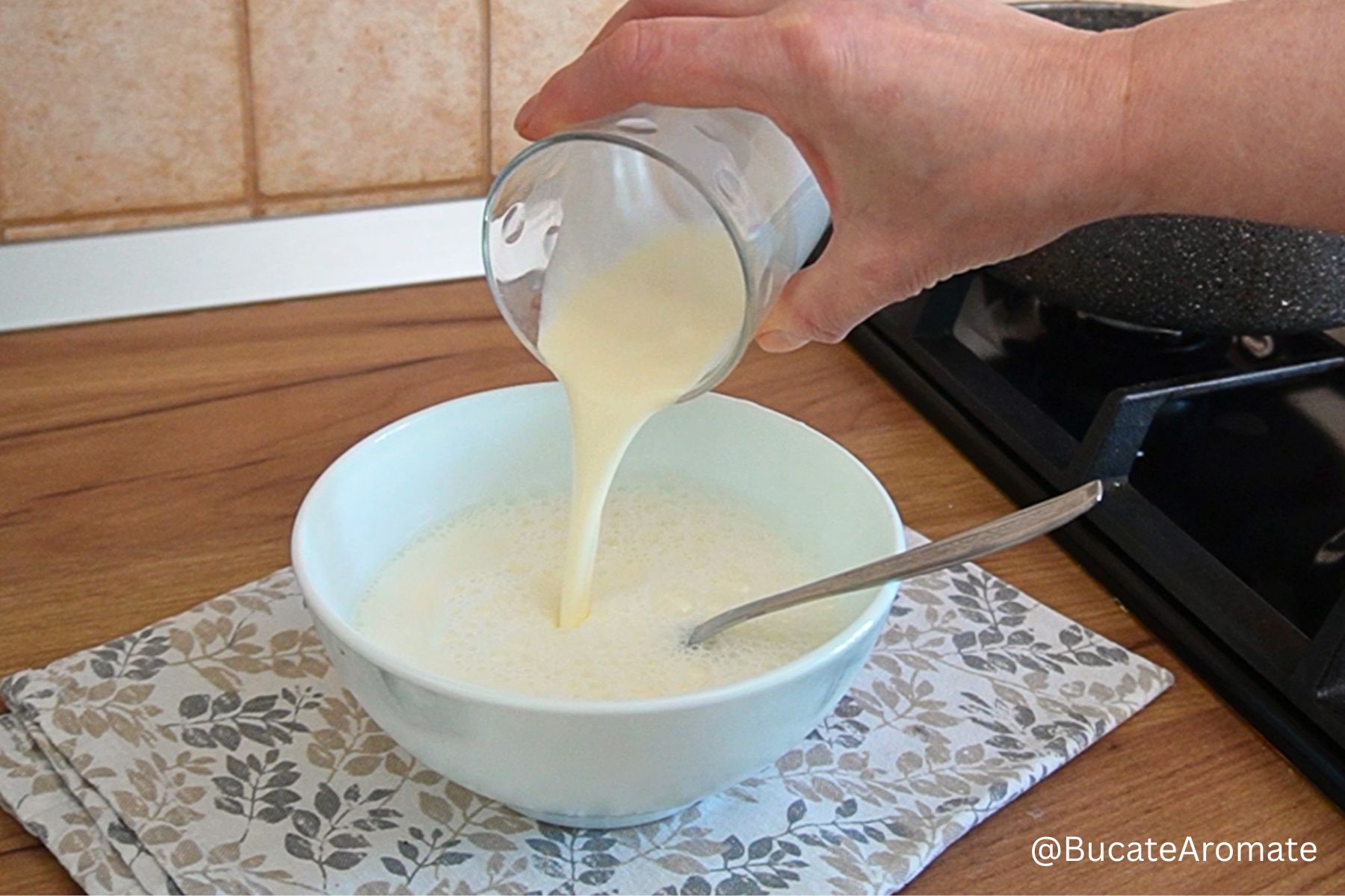 Laptele amestecat cu amidon într-un bol, pregătit pentru spanacul cremos cu ouă