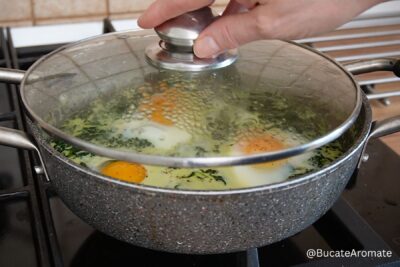 Spanac cremos cu lapte și ouă lăsat la gătit sub capac, direct în tigaie