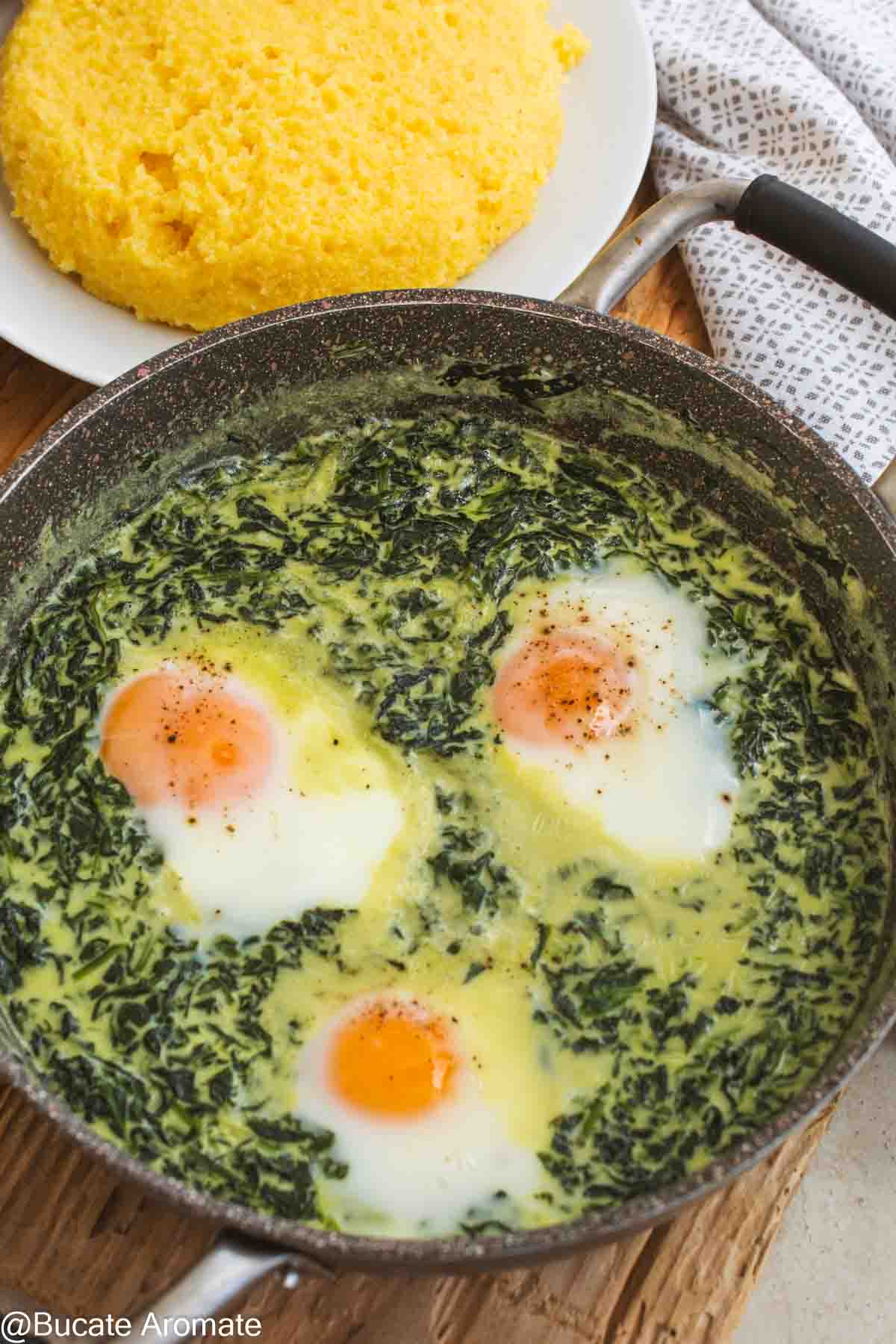 Spanac cremos cu lapte și 3 ouă gătite sub capac, în tigaie, cu mămăligă alături