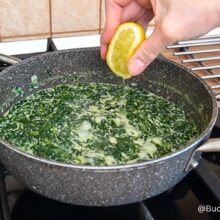 Suc de lămâie stors peste spanacul cremos, la finalul preparării