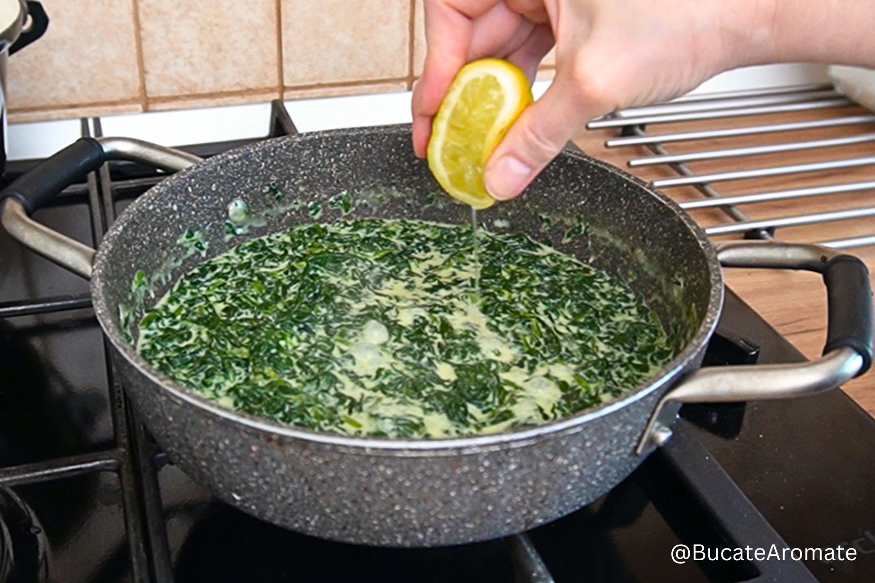 Suc de lămâie stors peste spanacul cremos, la finalul preparării