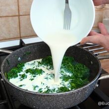 Amestecul de lapte și amidon turnat în tigaie peste spanacul sotat